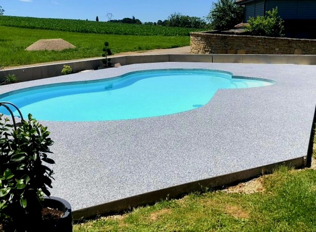 réalisation en moquette de pierre piscine