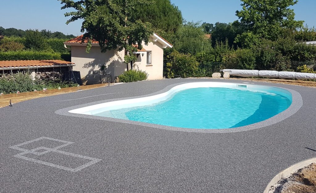 réalisation en moquette de pierre piscine